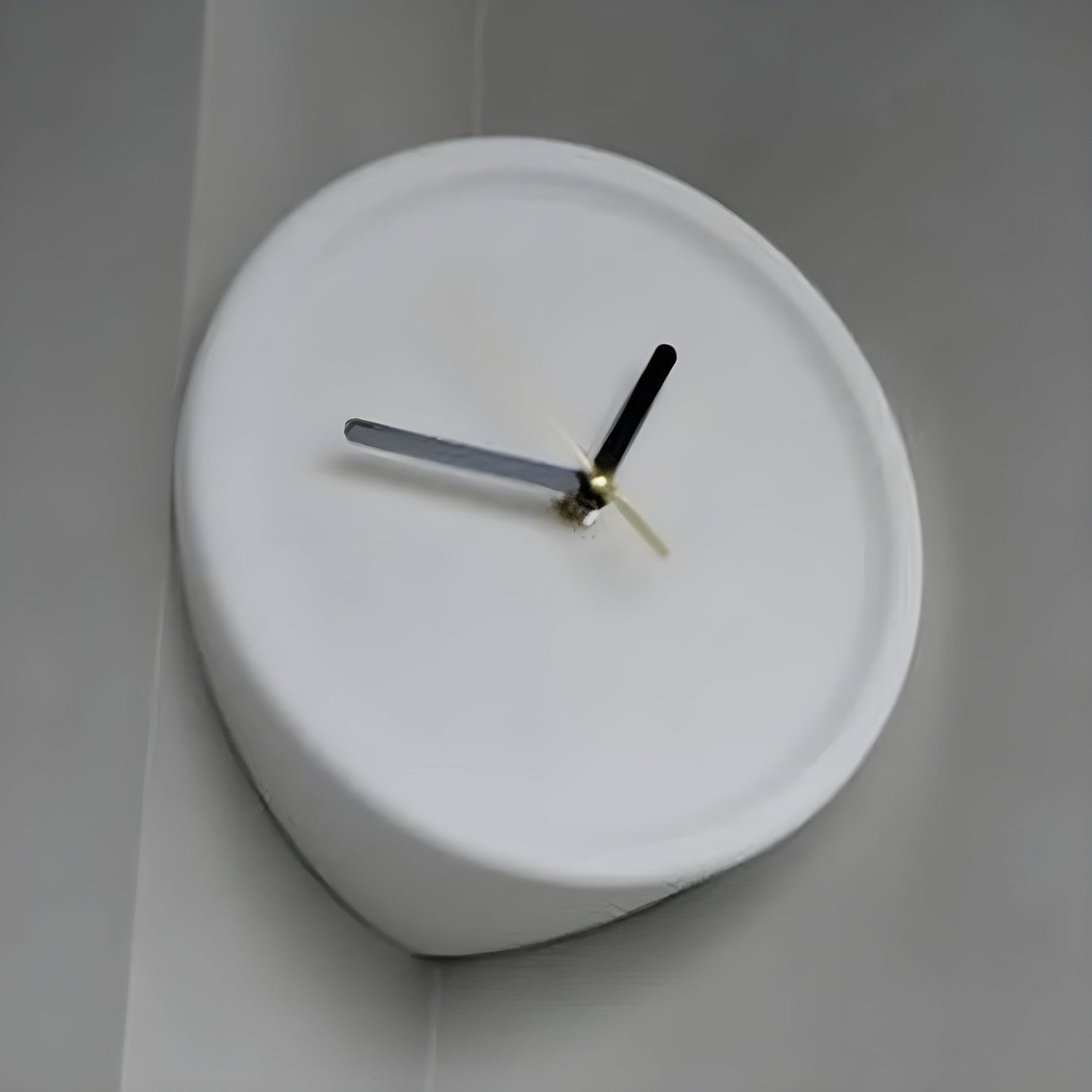 Hörnväggur – Dekorativ design med tyst kvartsvärk | Ideal för varje rumshörn