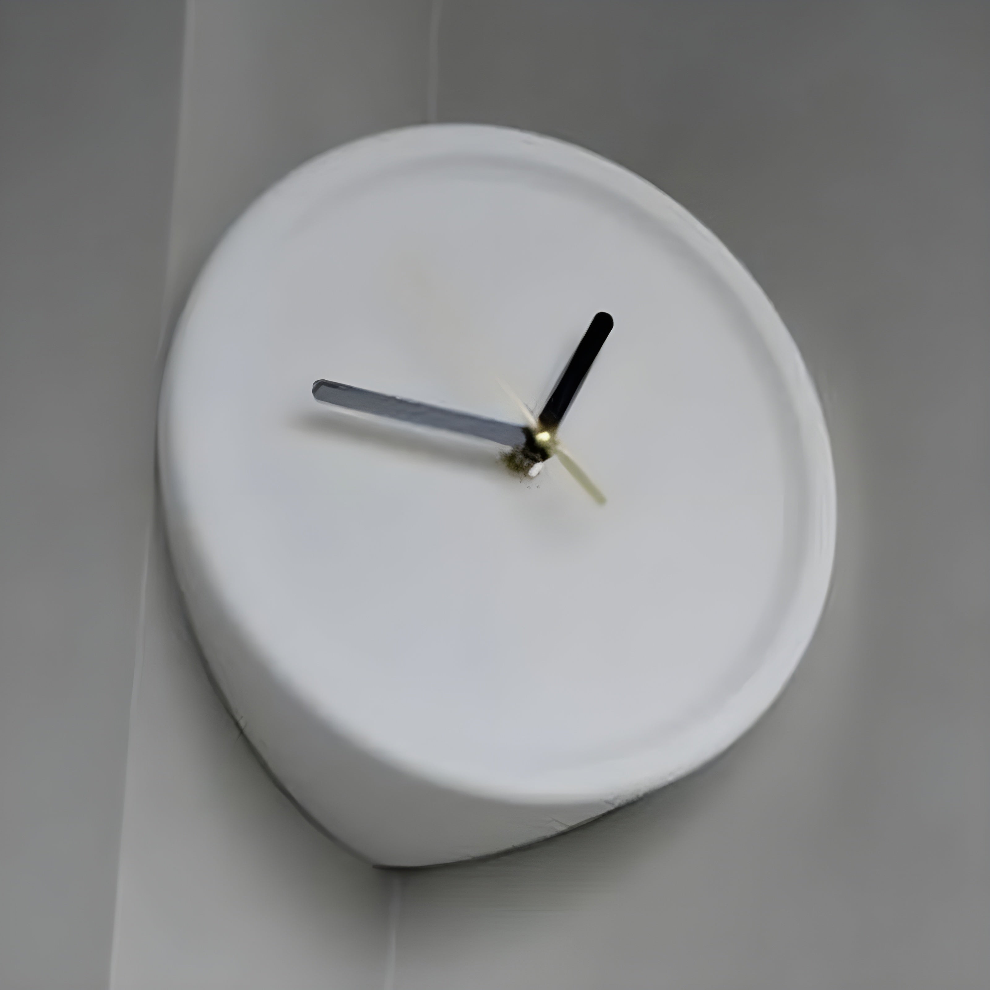 Hörnväggur – Dekorativ design med tyst kvartsvärk | Ideal för varje rumshörn