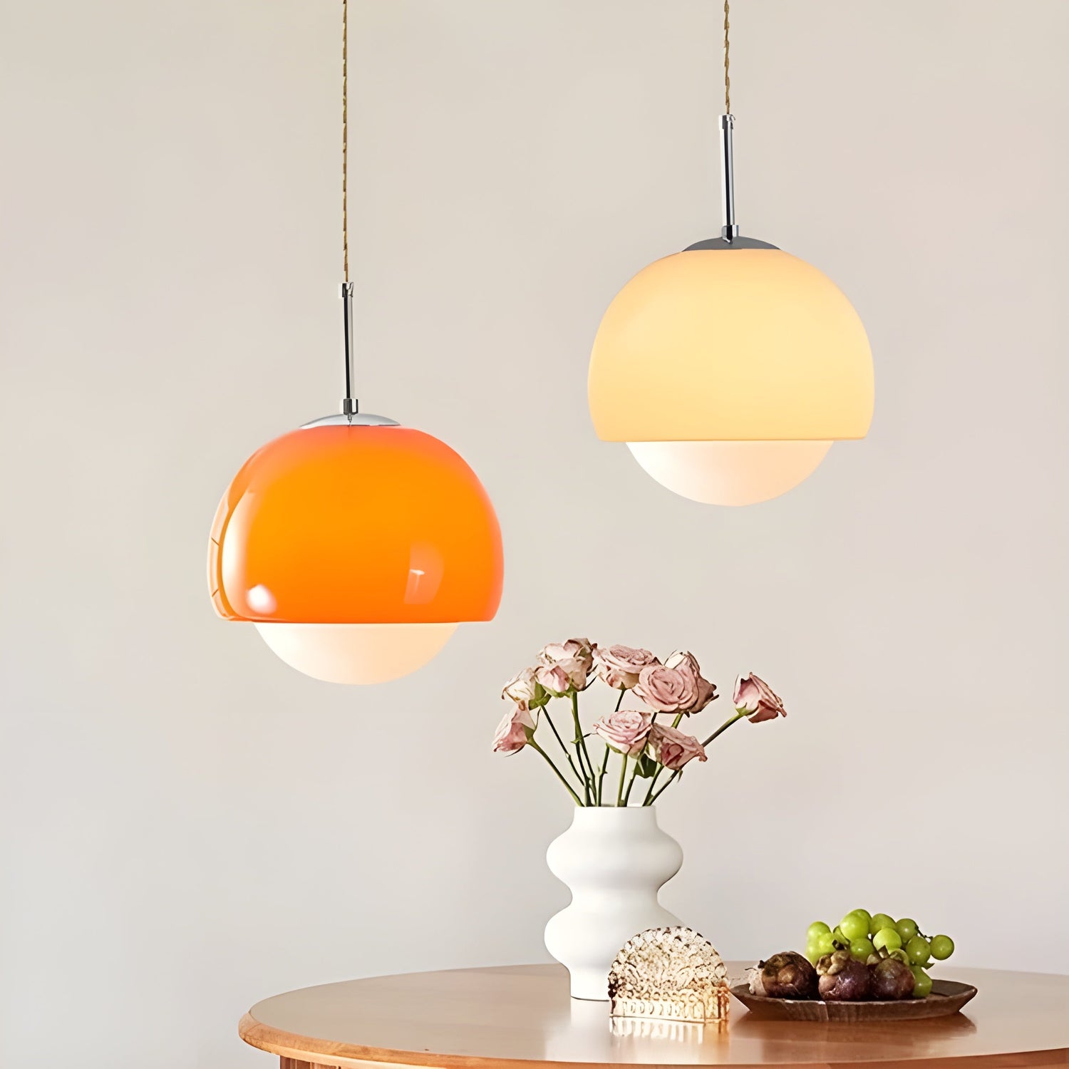 Glas-hänglampa i boll-design – stilfull retro-belysning för vardagsrum