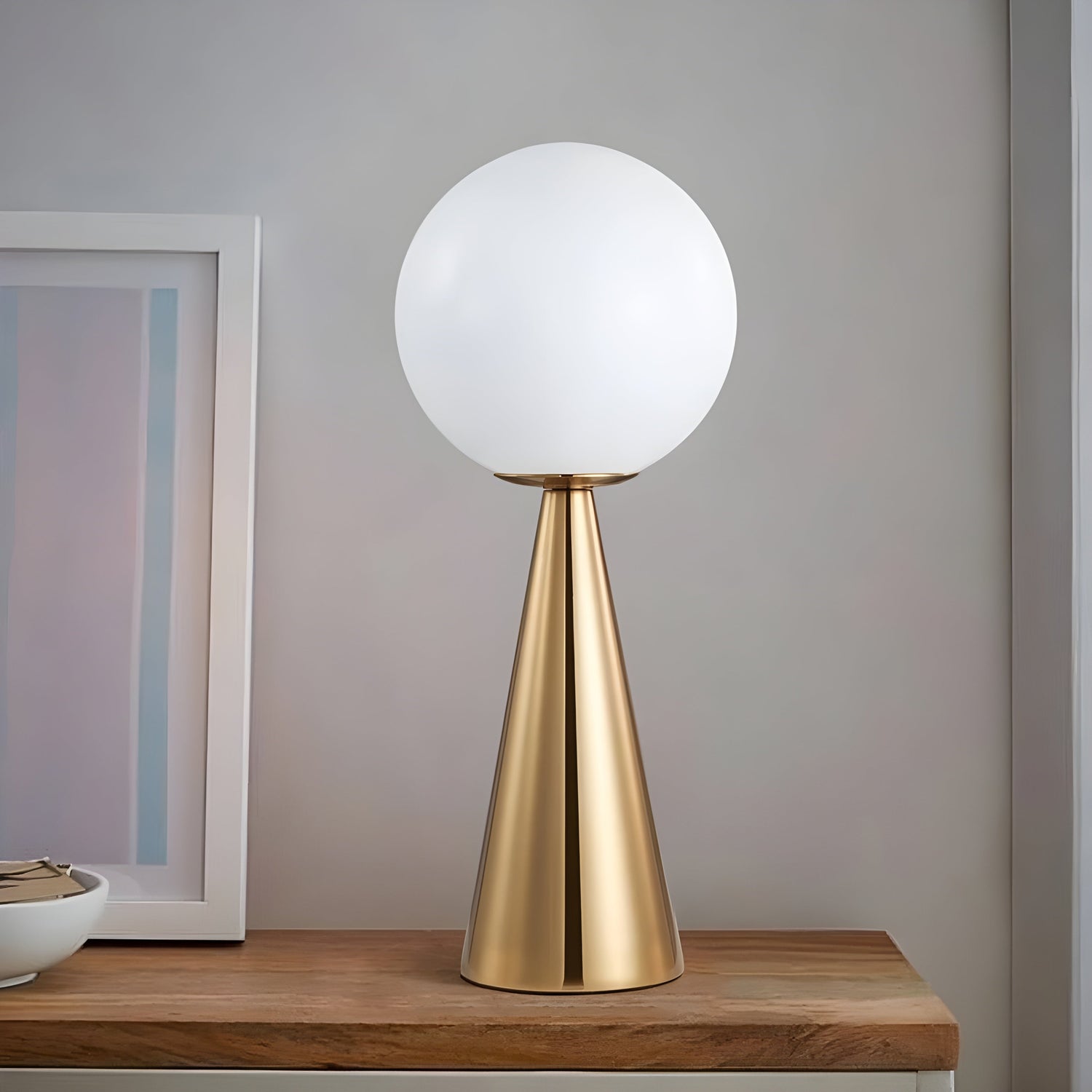 LuxeCone Light - Dekorativ kegellampa i guldglas