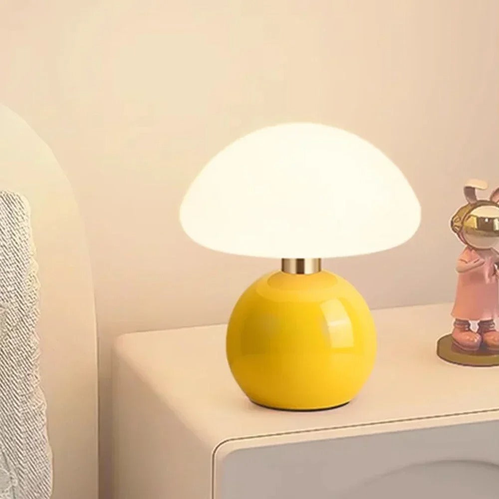 MushLuxe – Kompakt Bordslampa i Gräddfärgad Keramik