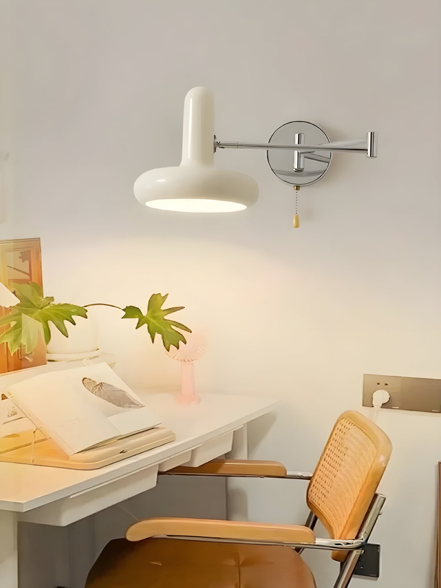 CreamAura Light - Justerbar vägglampa i krämfärgad stil