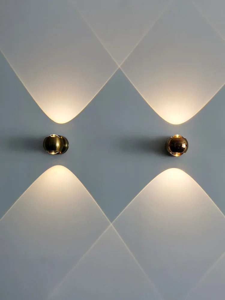 HaloBrass – Tunn väggmonterad LED-lampa i mässing