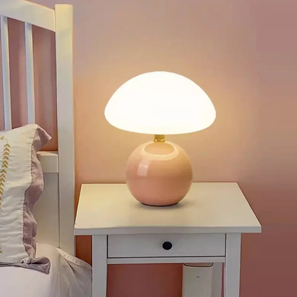MushLuxe – Kompakt Bordslampa i Gräddfärgad Keramik