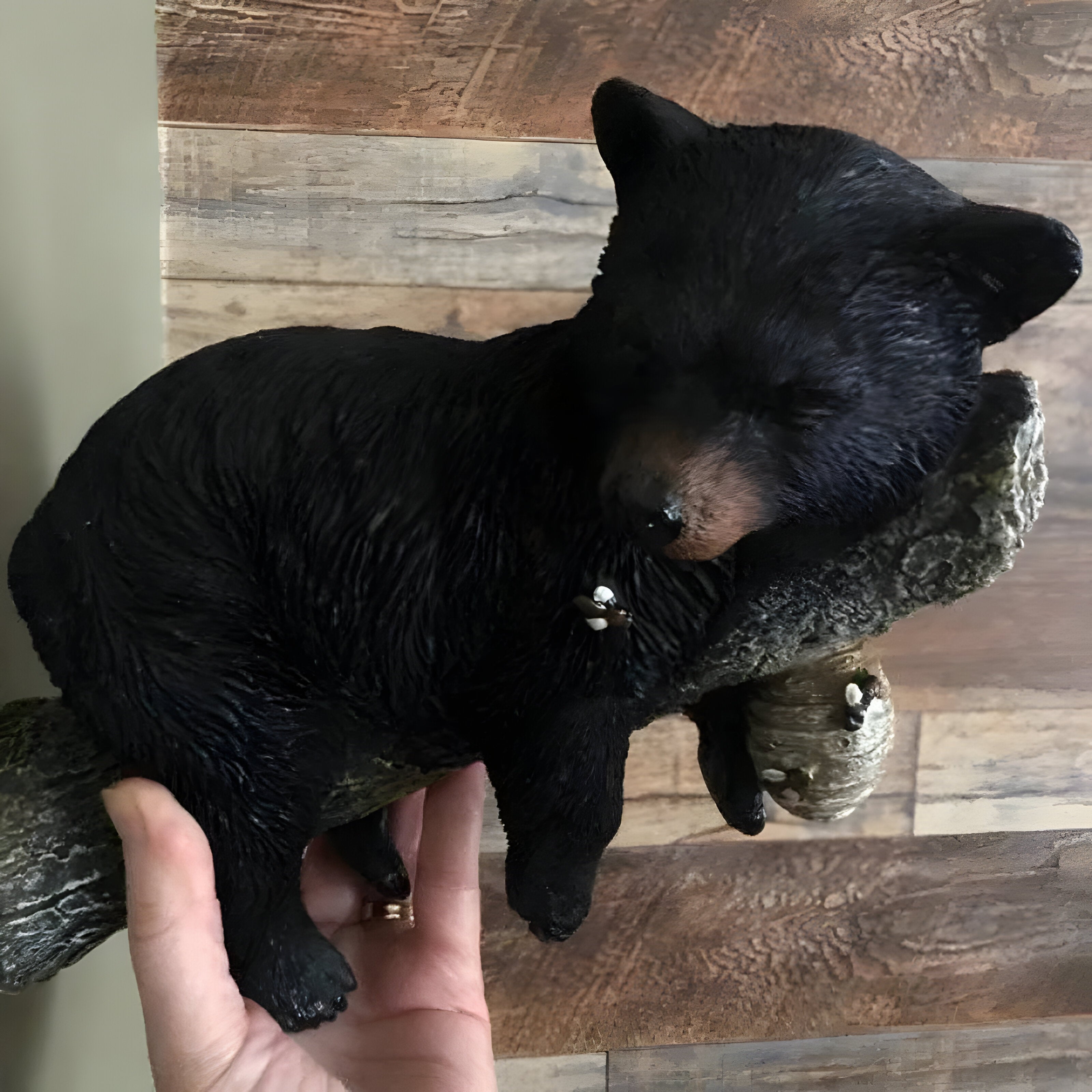 BearWhisper Skulptur – Vägghängd Björn Sovande Trädgårdsstaty