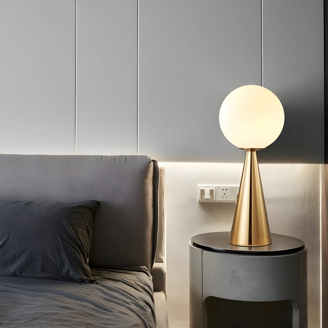 LuxeCone Light - Dekorativ kegellampa i guldglas