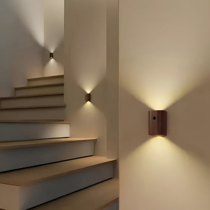 LED vägglampa i trä – Med rörelsesensor &amp; USB | För hall &amp; trappa