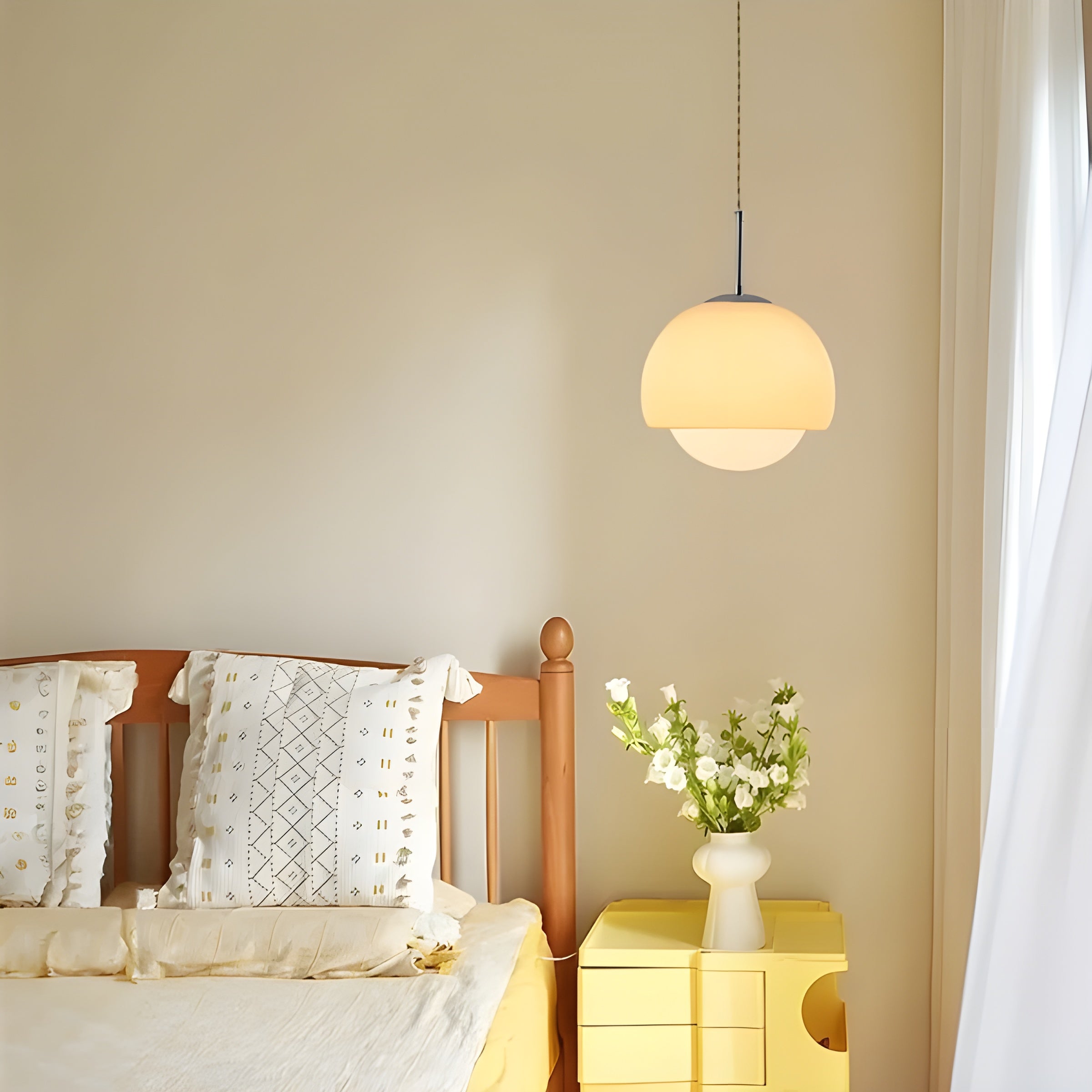 Glas-hänglampa i boll-design – stilfull retro-belysning för vardagsrum