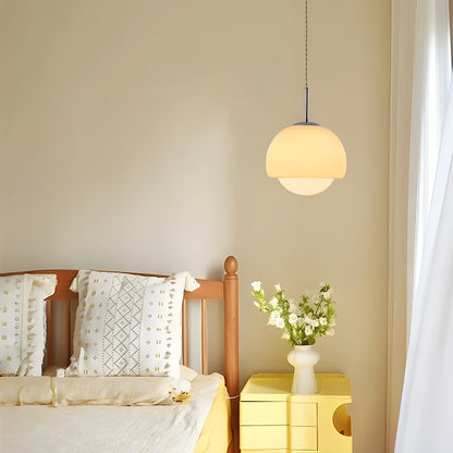 Glas-hänglampa i boll-design – stilfull retro-belysning för vardagsrum