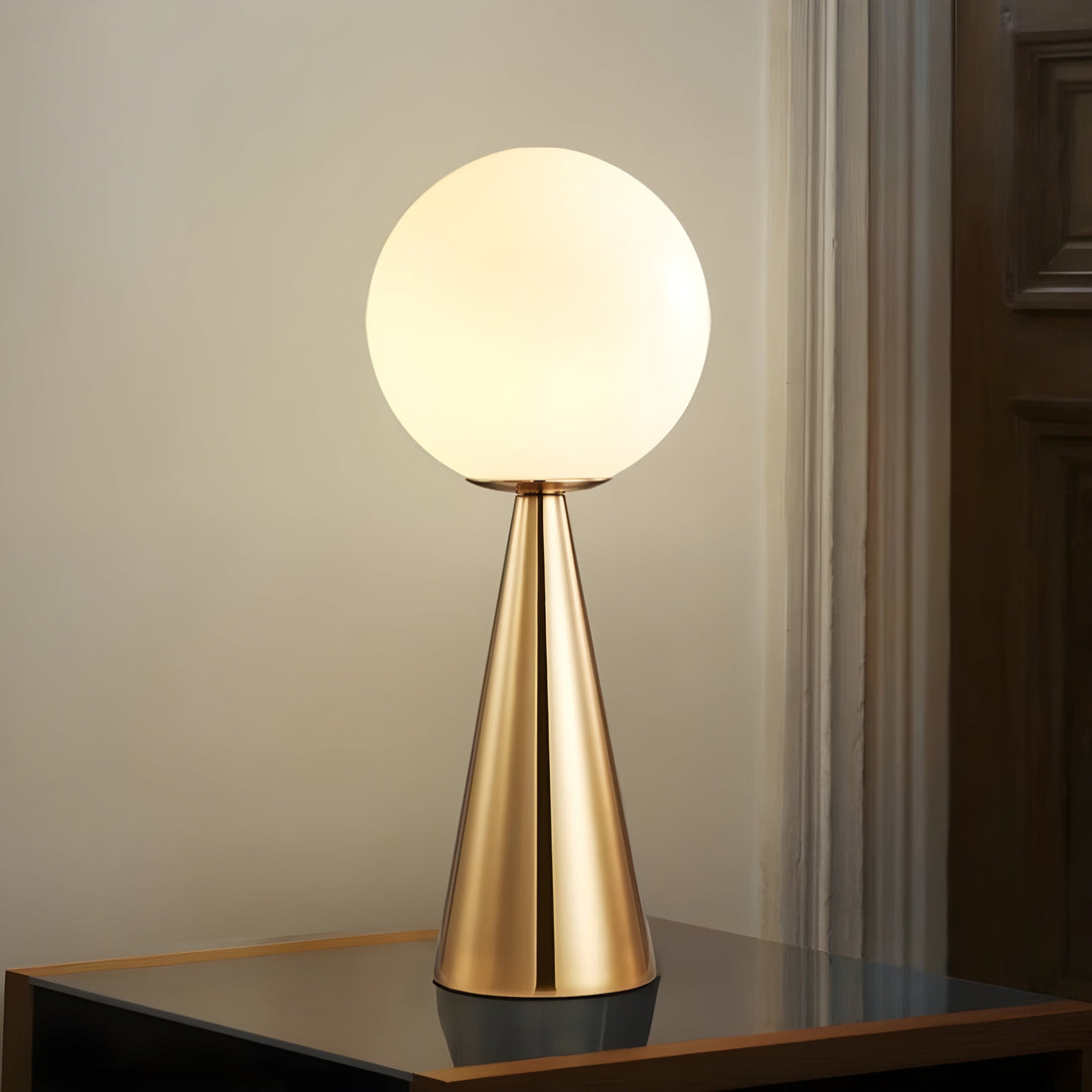 LuxeCone Light - Dekorativ kegellampa i guldglas
