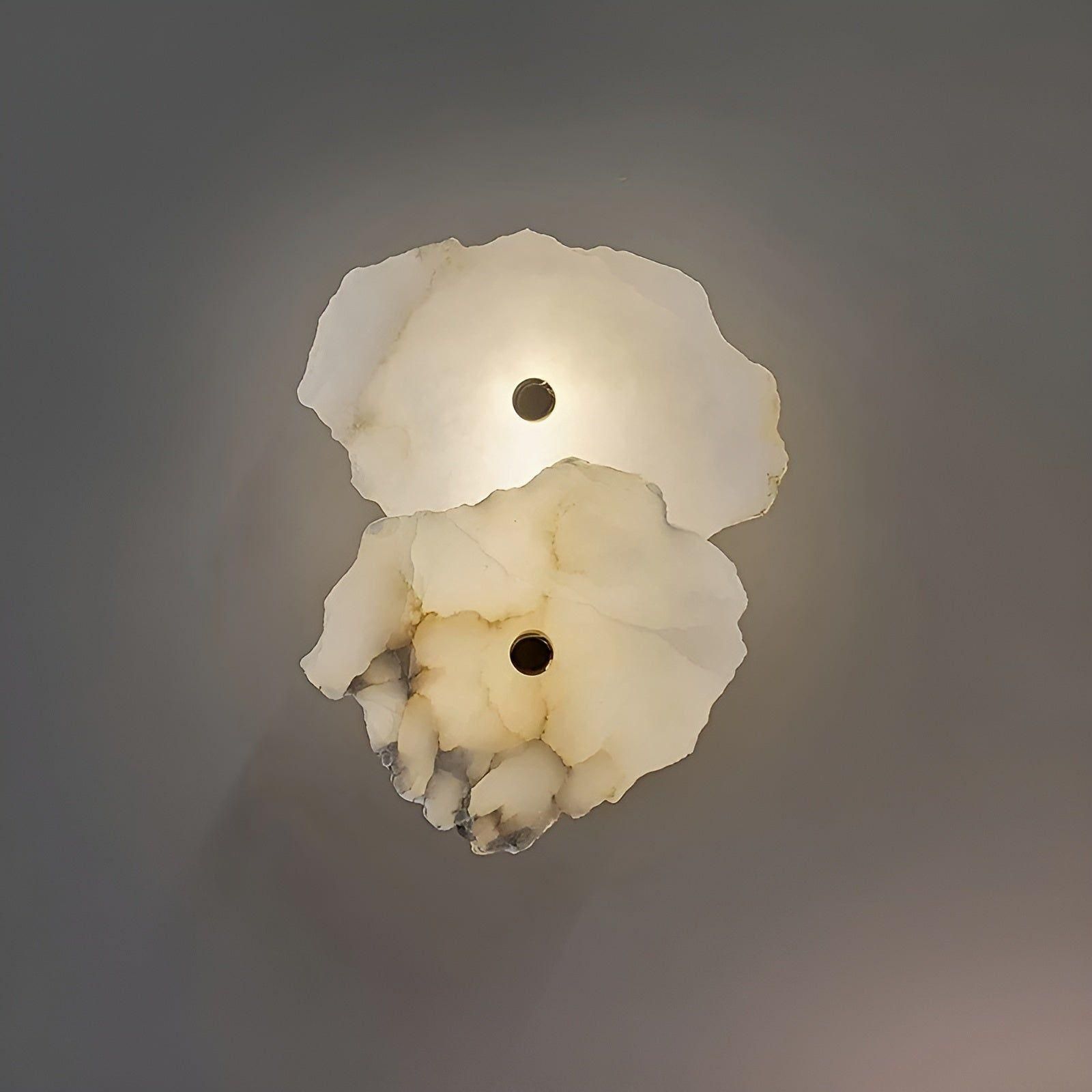 LED-vägglampa i marmorutseende – Stilfull väggbelysning för vardagsrum och hall