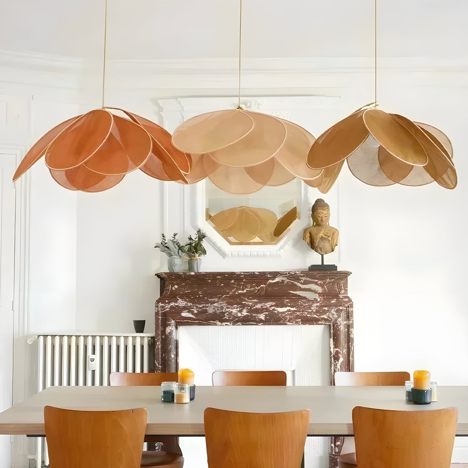 Hänglampa med tygblommor – Modern, dekorativ belysning för vardagsrum