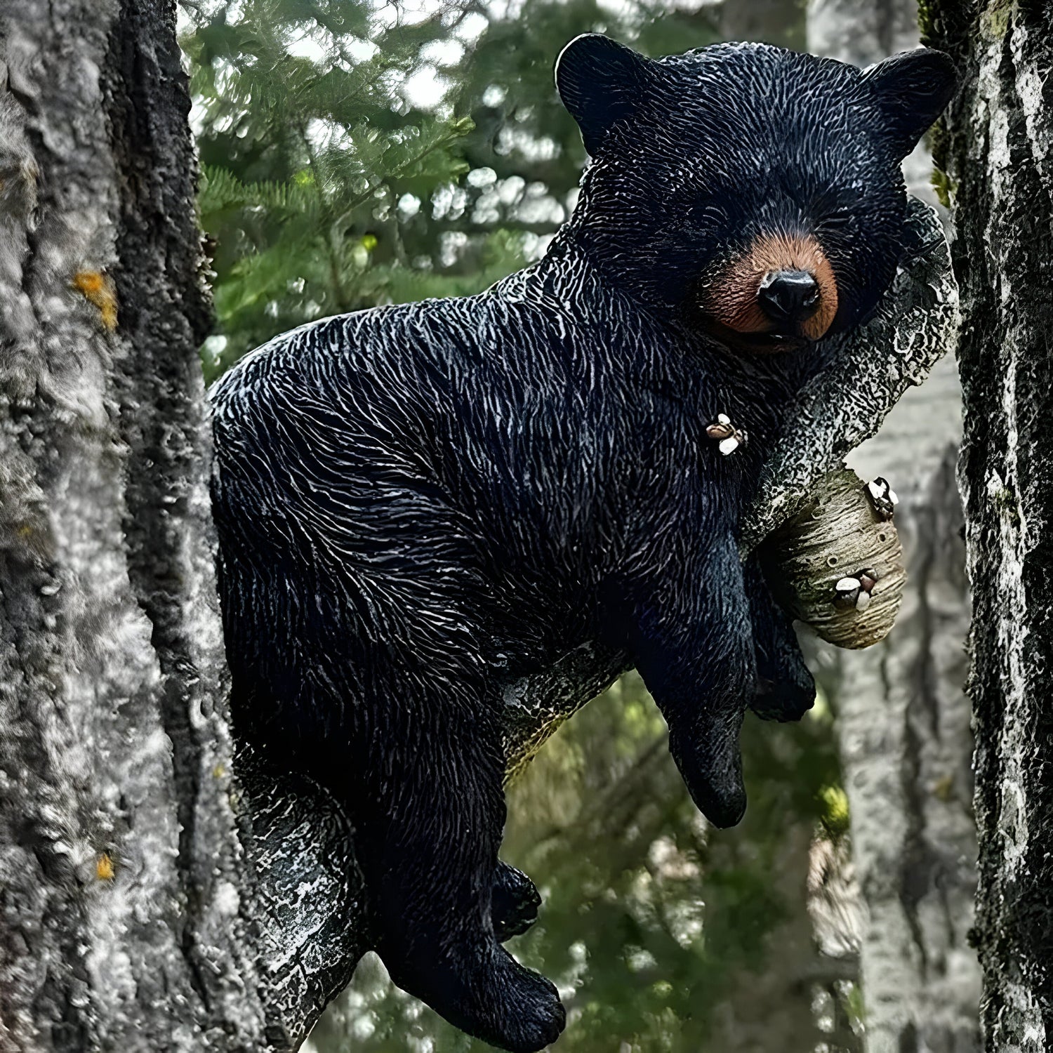 BearWhisper Skulptur – Vägghängd Björn Sovande Trädgårdsstaty