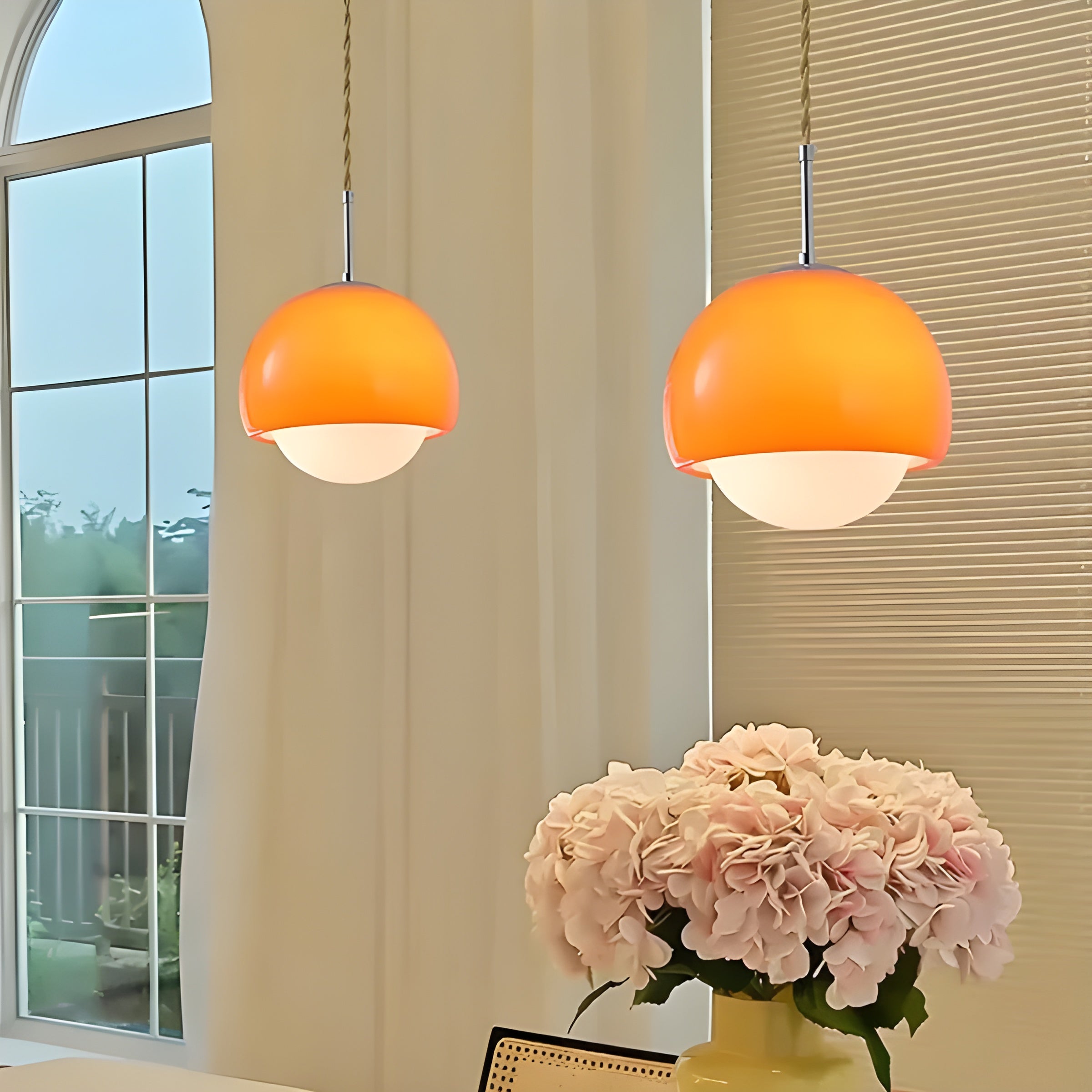 Glas-hänglampa i boll-design – stilfull retro-belysning för vardagsrum