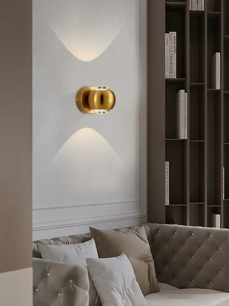 HaloBrass – Tunn väggmonterad LED-lampa i mässing