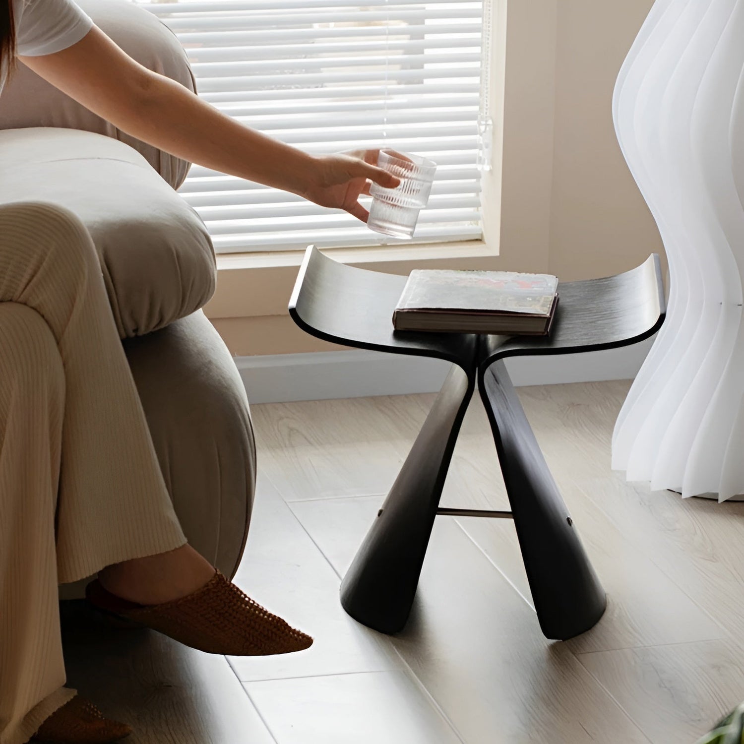 Handgjord träbänk – Rustik sitsmöbel i massivt trä