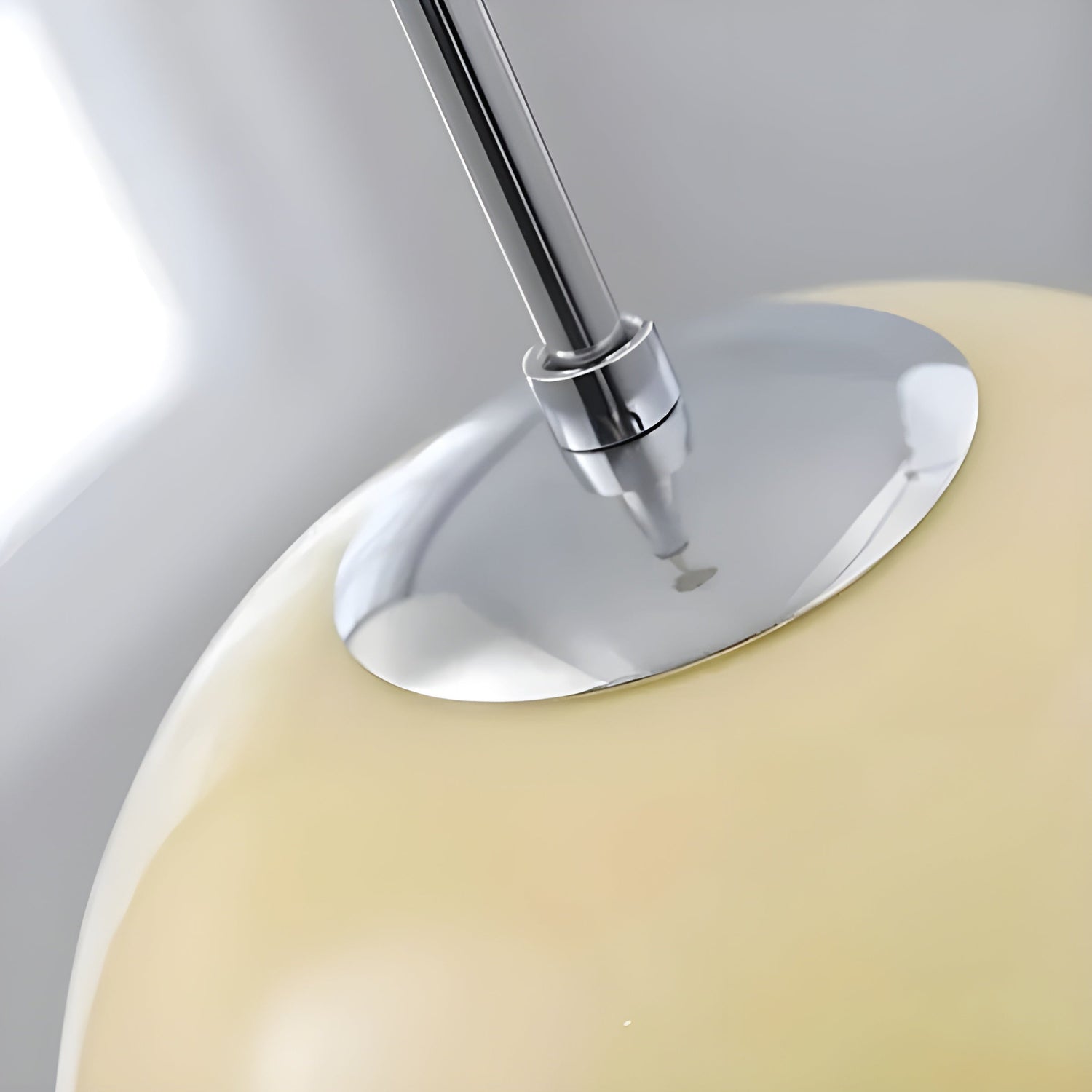 Glas-hänglampa i boll-design – stilfull retro-belysning för vardagsrum