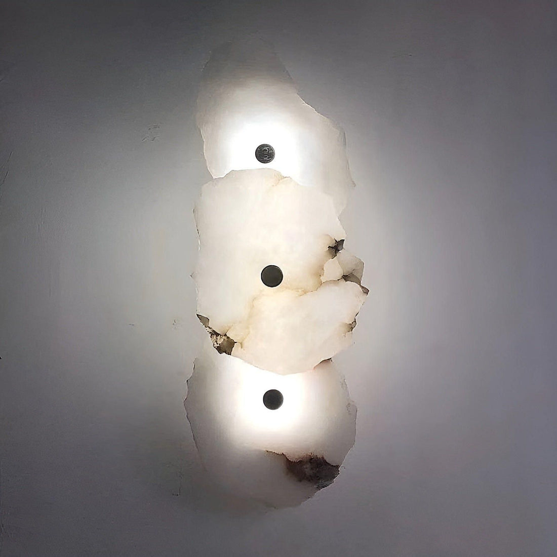 LED-vägglampa i marmorutseende – Stilfull väggbelysning för vardagsrum och hall