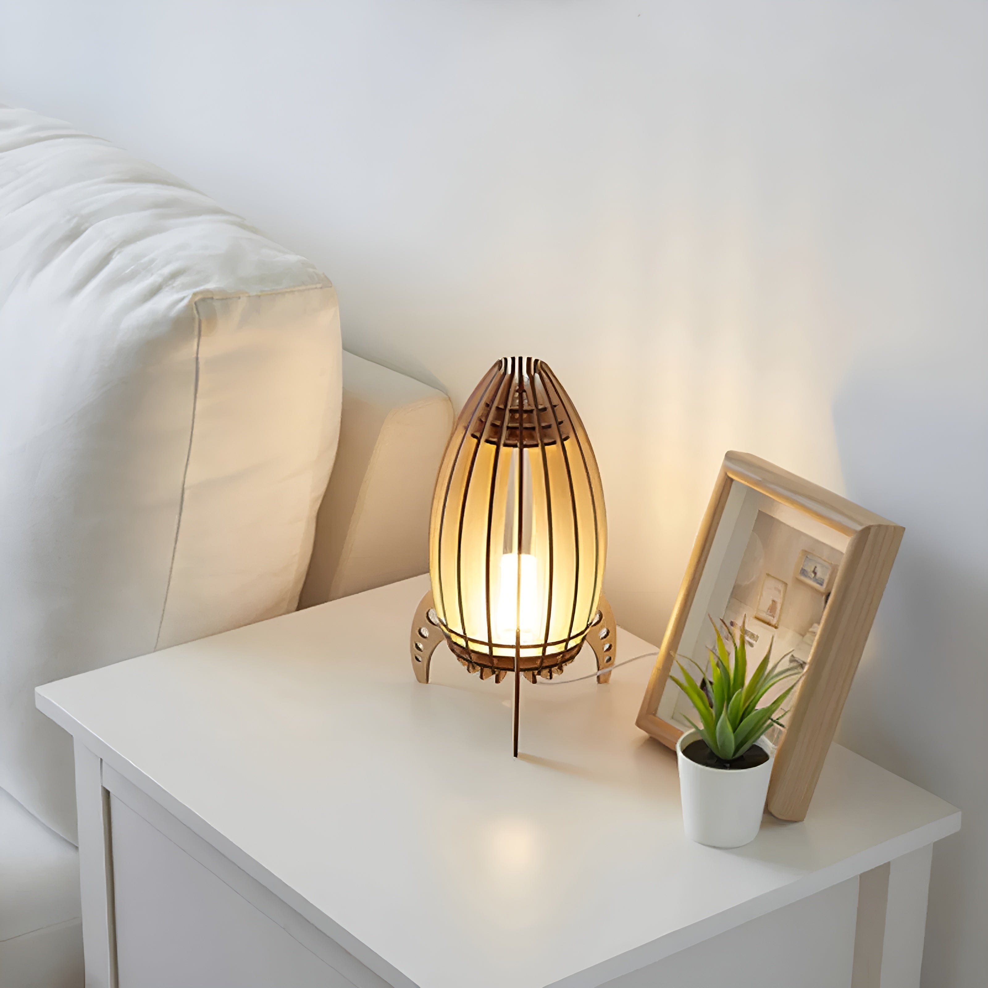 Trä-nattbordslampa i raketdesign – Varmt ljus för ett mysigt sovrum