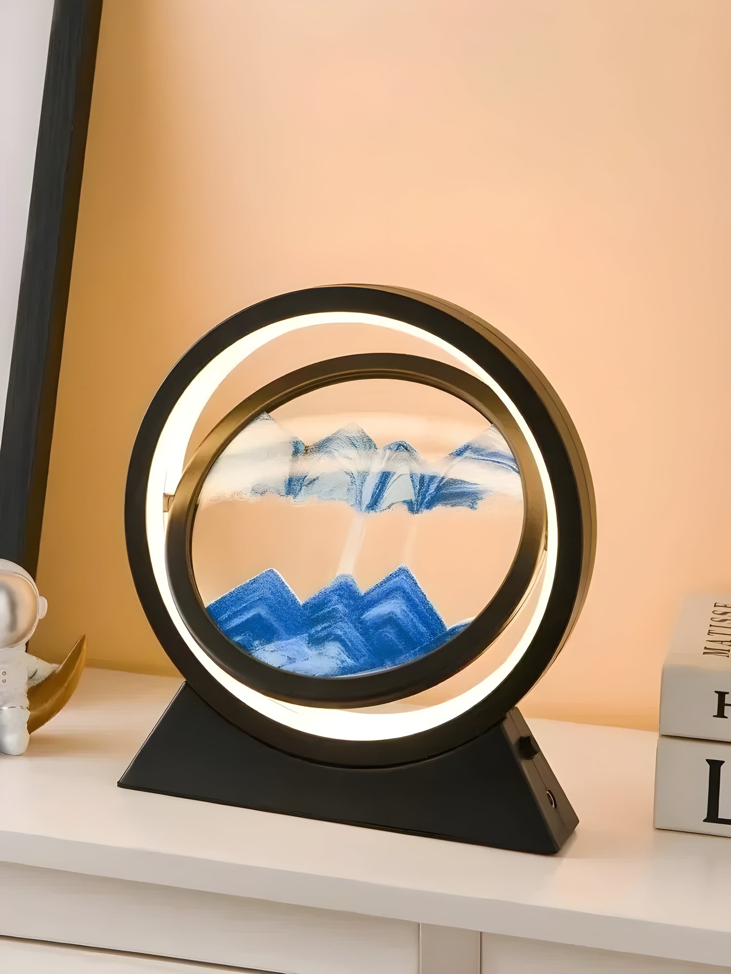 Sandbildslampa – LED-bordslampa med 3D sandmotiv | Avkopplande dekoration för vardagsrum och kontor