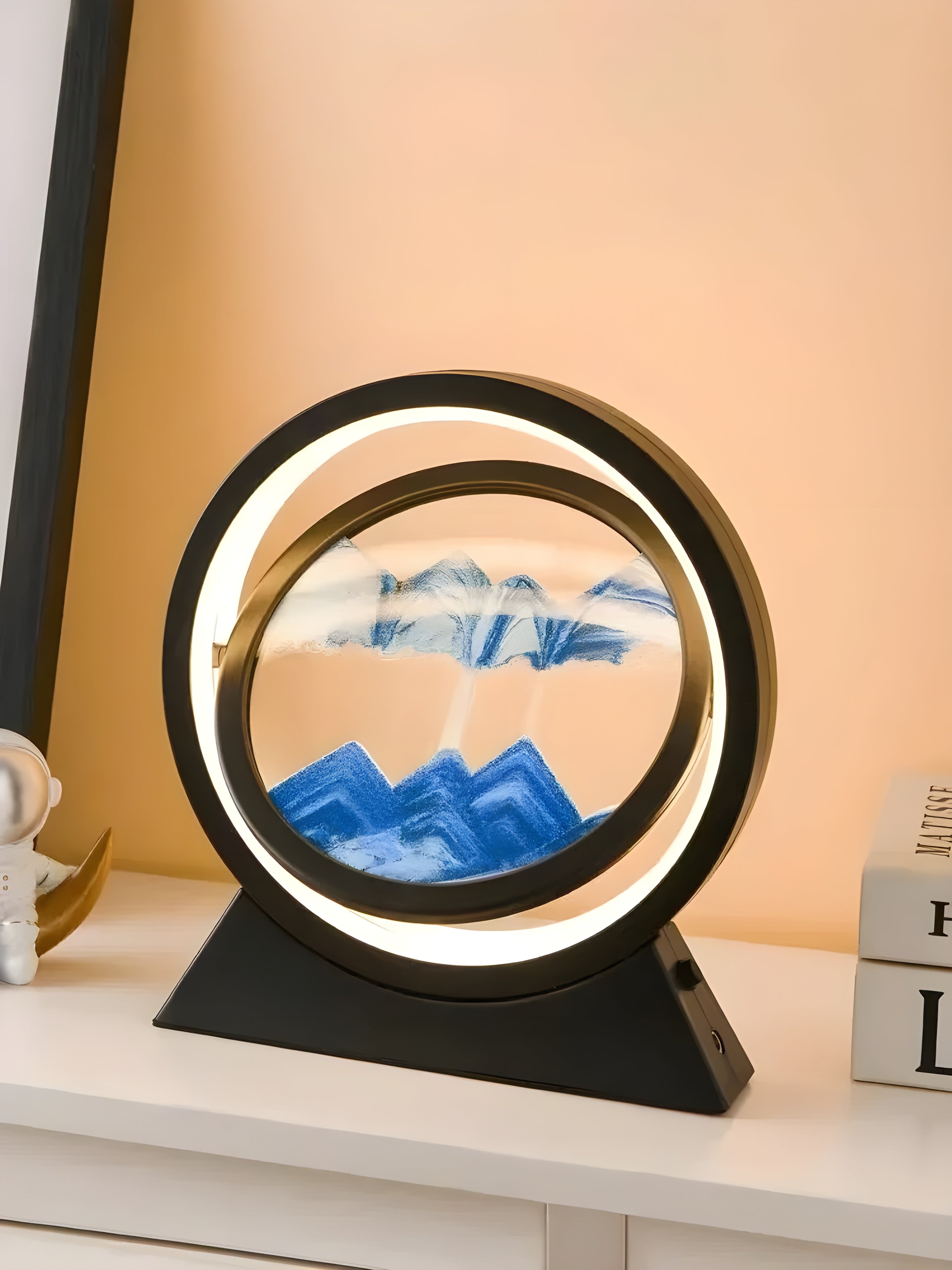 Sandbildslampa – LED-bordslampa med 3D sandmotiv | Avkopplande dekoration för vardagsrum och kontor