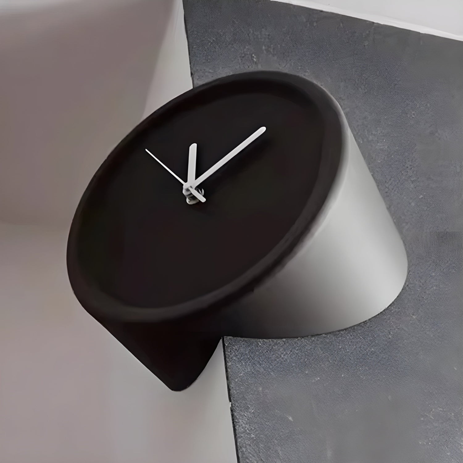 Hörnväggur – Dekorativ design med tyst kvartsvärk | Ideal för varje rumshörn