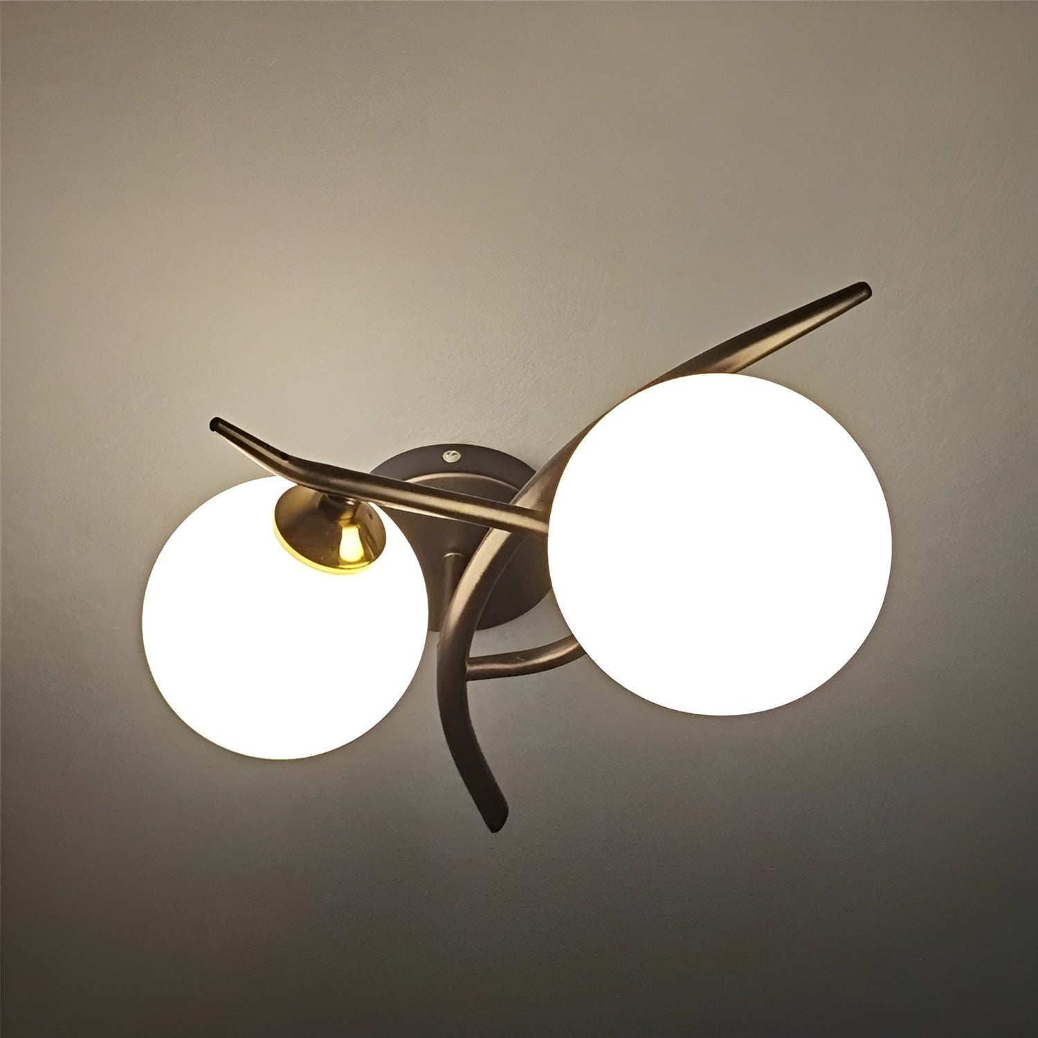 EternaGlow Light - Nordisk glaskulelampa av järn