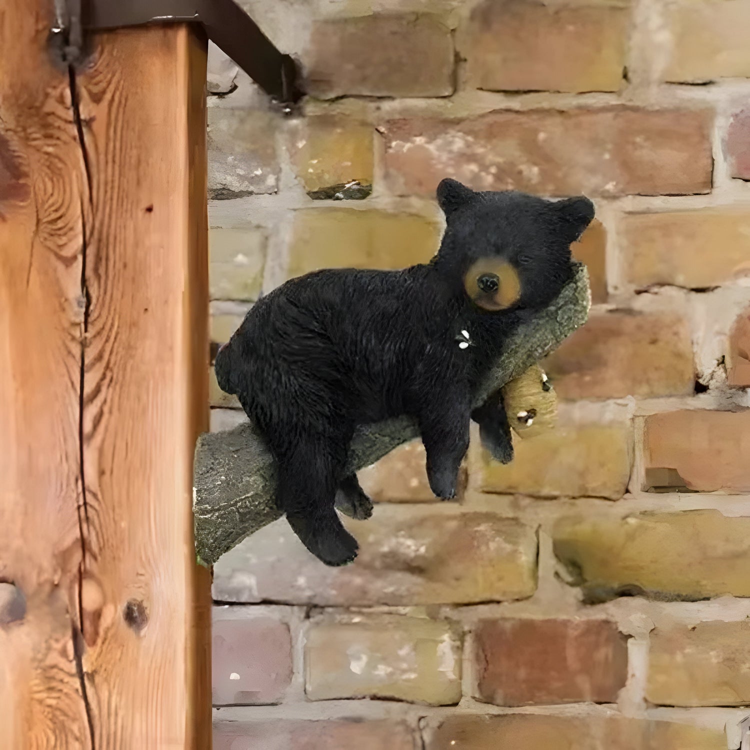 BearWhisper Skulptur – Vägghängd Björn Sovande Trädgårdsstaty