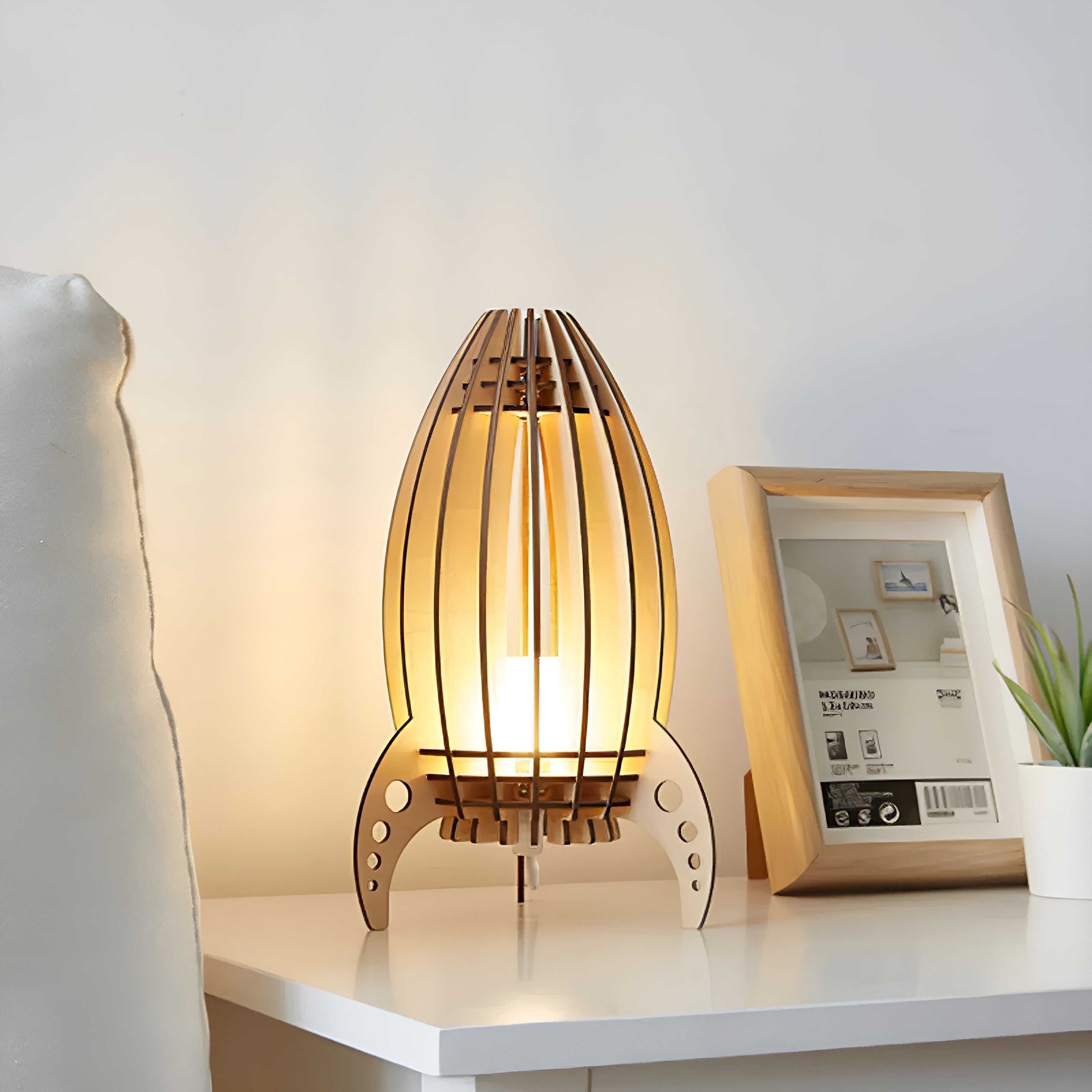 Trä-nattbordslampa i raketdesign – Varmt ljus för ett mysigt sovrum