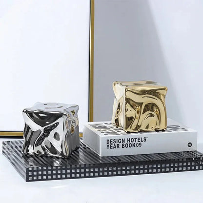 Metallic Färgad Kub Ornament i Modern Keramik Design