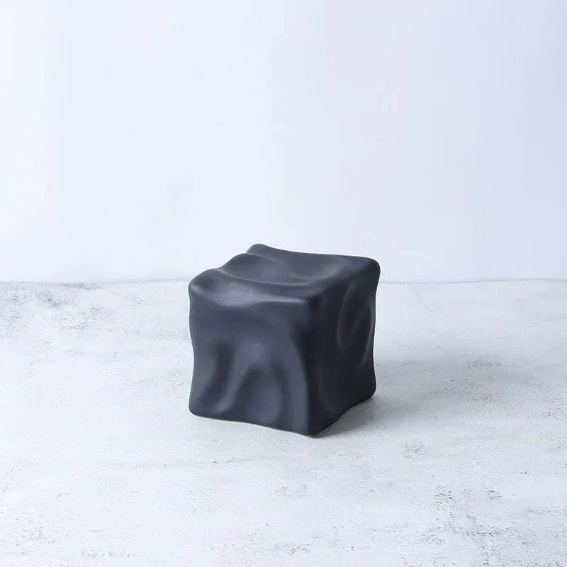 Metallic Färgad Kub Ornament i Modern Keramik Design