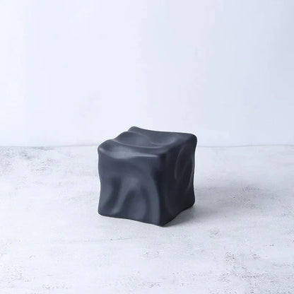 Metallic Färgad Kub Ornament i Modern Keramik Design