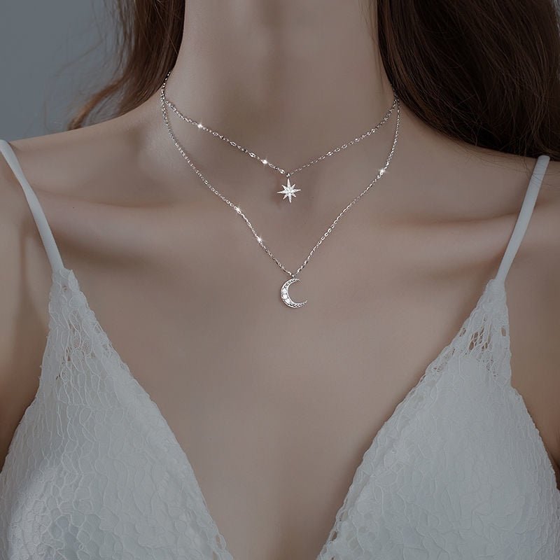 MOONSHINE NECKLACE - Dubbelmåne-halsband för elegans och romantik