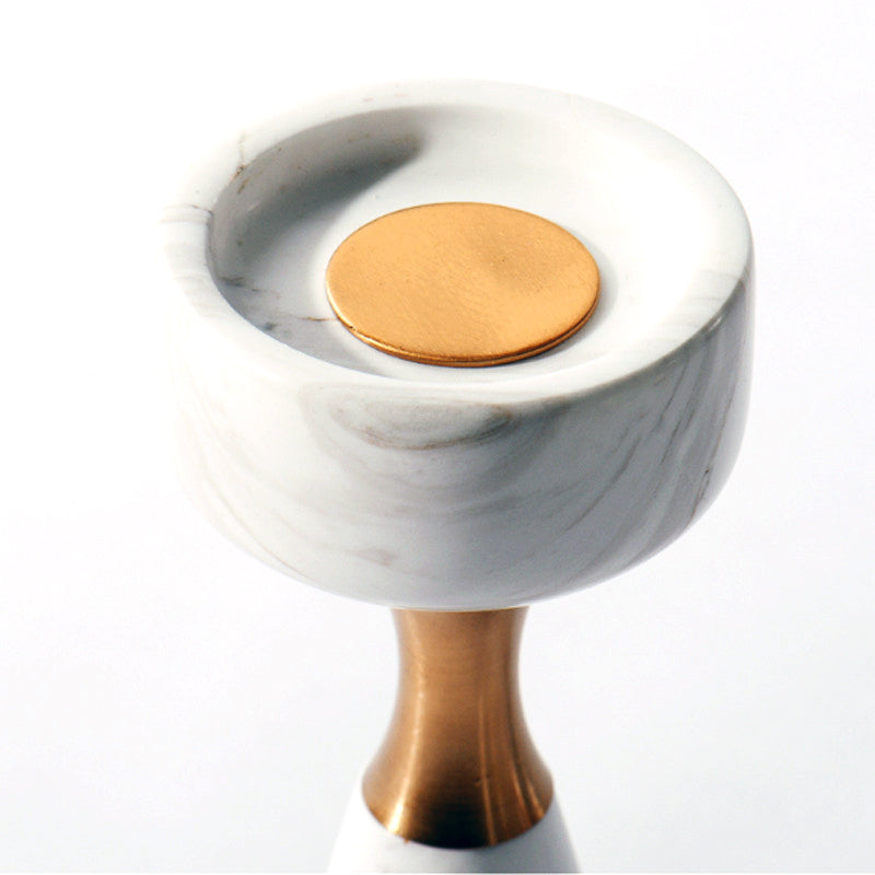 Elegant vit marmorljusstake för stilig heminredning