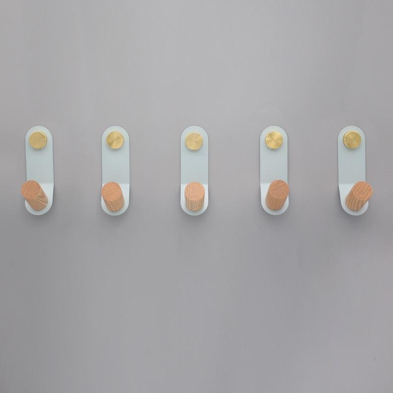 Carvallo – Minimalist Pastellväggkrok med ekträ och mässingsdetalj
