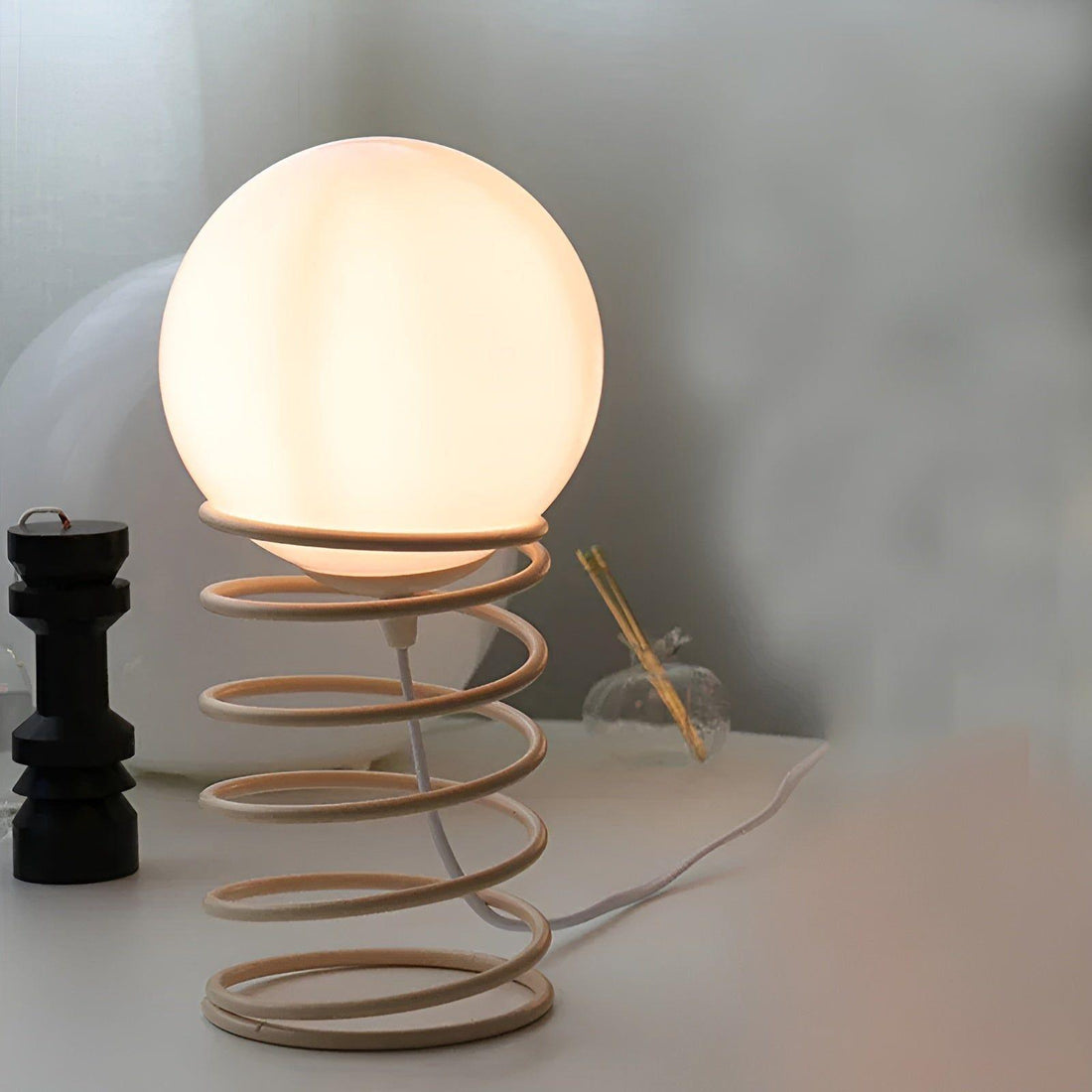 Spring Moon Glow - Elegant och minimalistisk måne på vår bordslampa