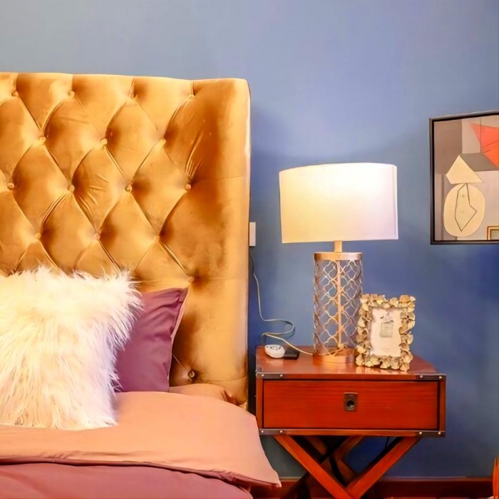 OpalGlow - Elegant Genombruten Bordslampa för Raffinerade Rum