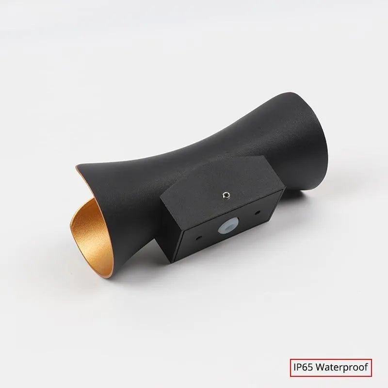 ORR CURVED LED VÄGGLAMPA - Väderbeständig utomhusbelysning med elegant, modern design