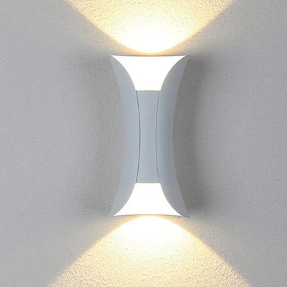 ORR CURVED LED VÄGGLAMPA - Väderbeständig utomhusbelysning med elegant, modern design