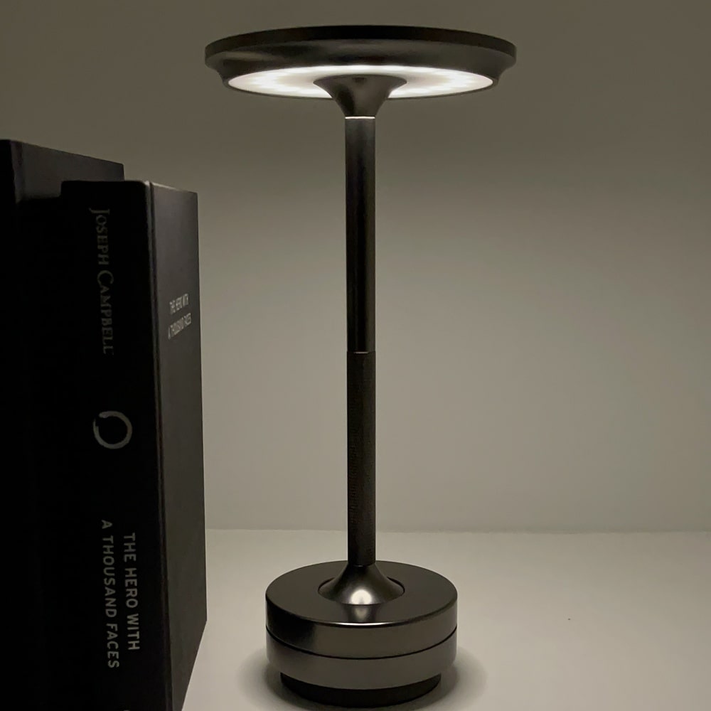 Ambient Metallic Trådlös Bordslampa