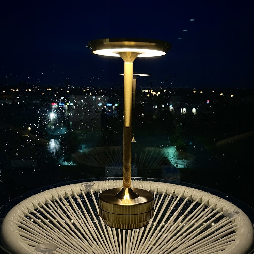 Ambient Metallic Trådlös Bordslampa