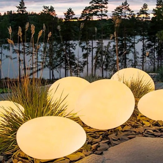 GardenGleam – Elegant gatstensinspirerad trädgårdslampa