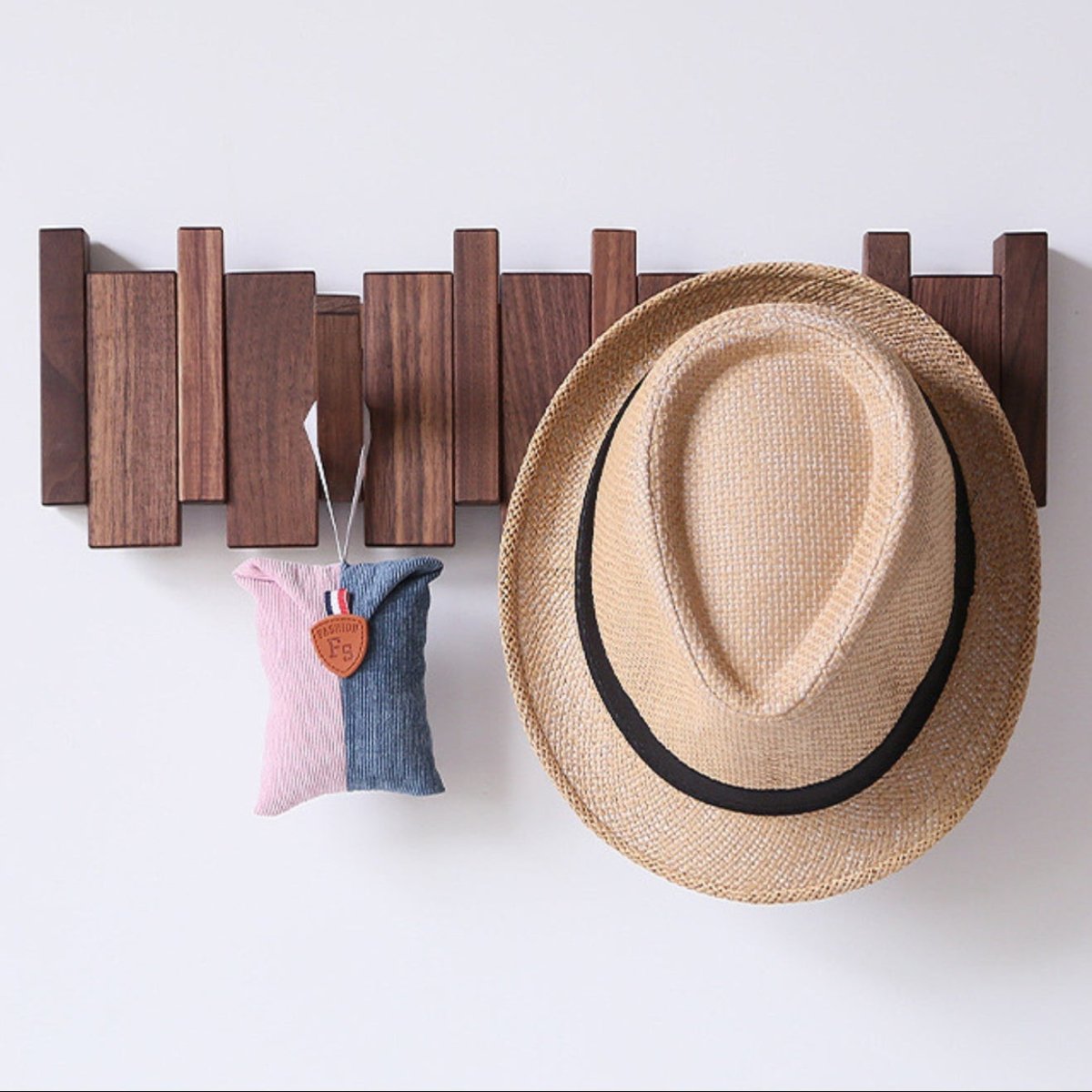 Pianohang - Platsbesparande vägggarderob med vikbara krokar i pianodesign