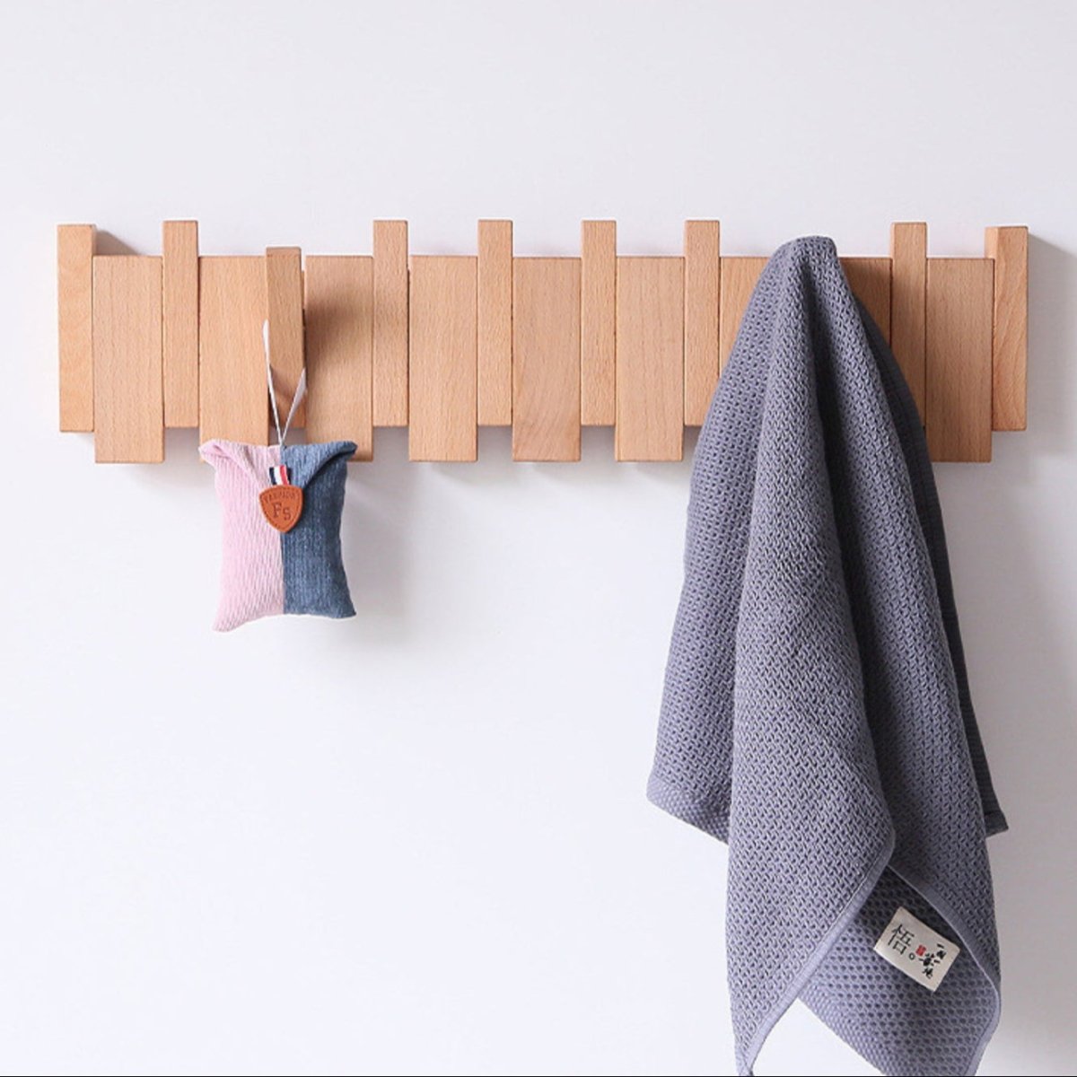 Pianohang - Platsbesparande vägggarderob med vikbara krokar i pianodesign