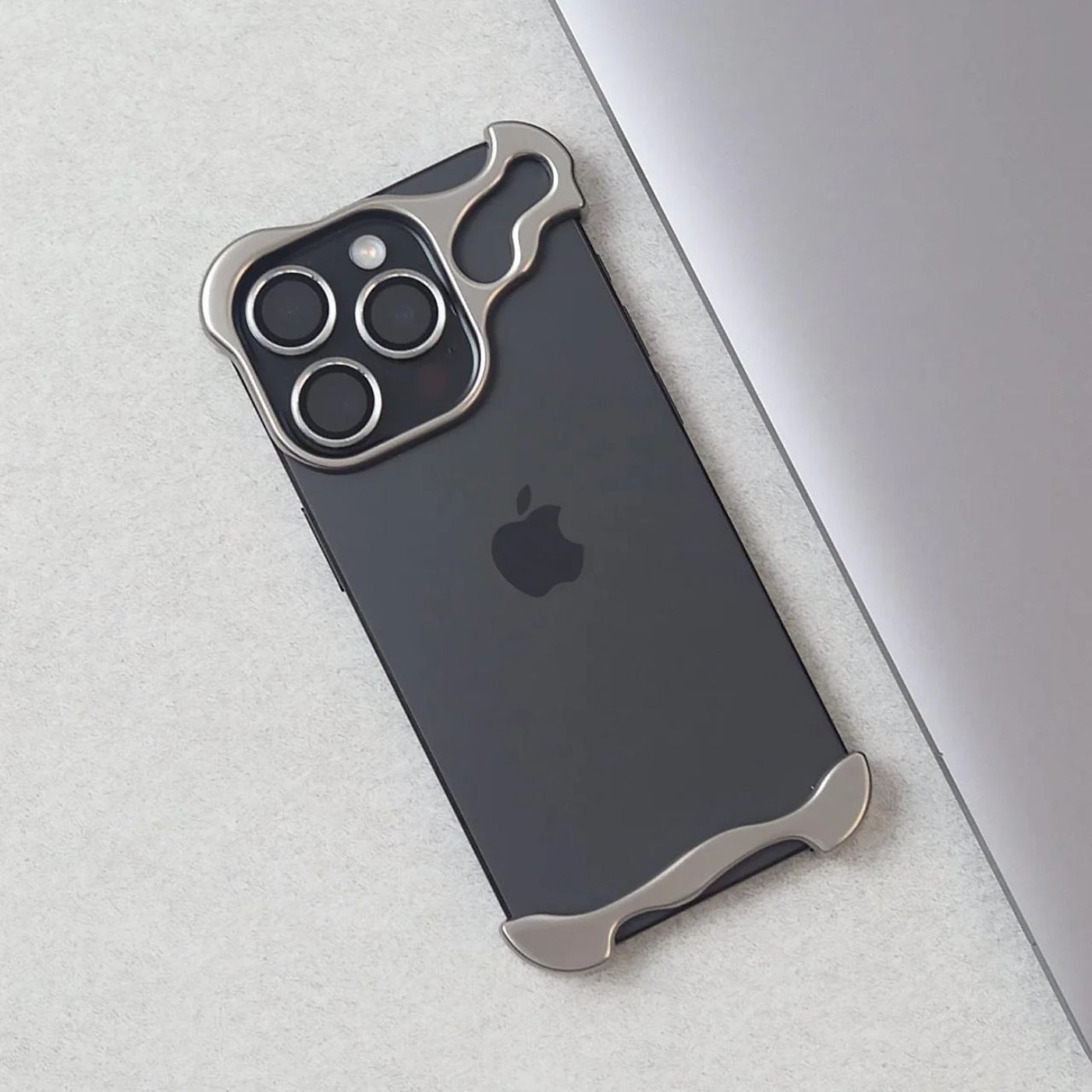 iPhone Fodral Klar Minimalistisk Metallkant Design