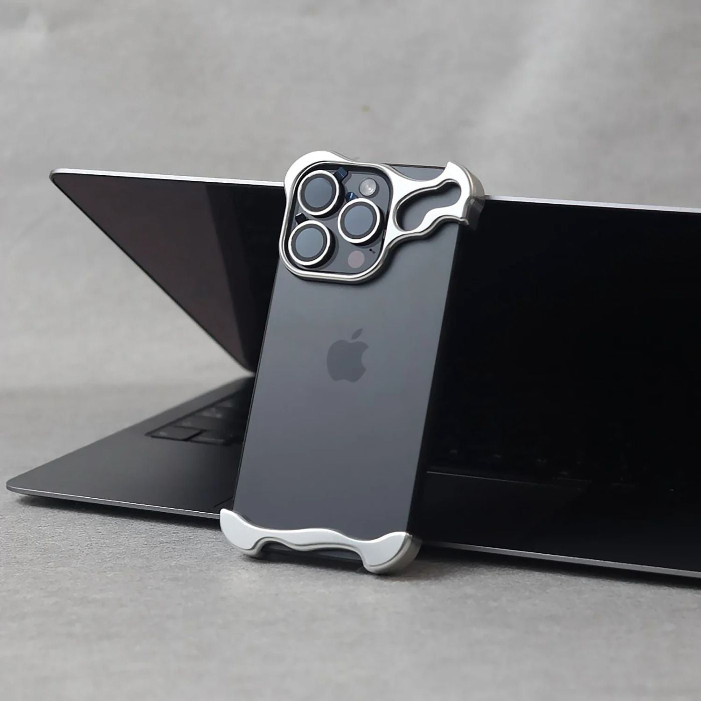iPhone Fodral Klar Minimalistisk Metallkant Design