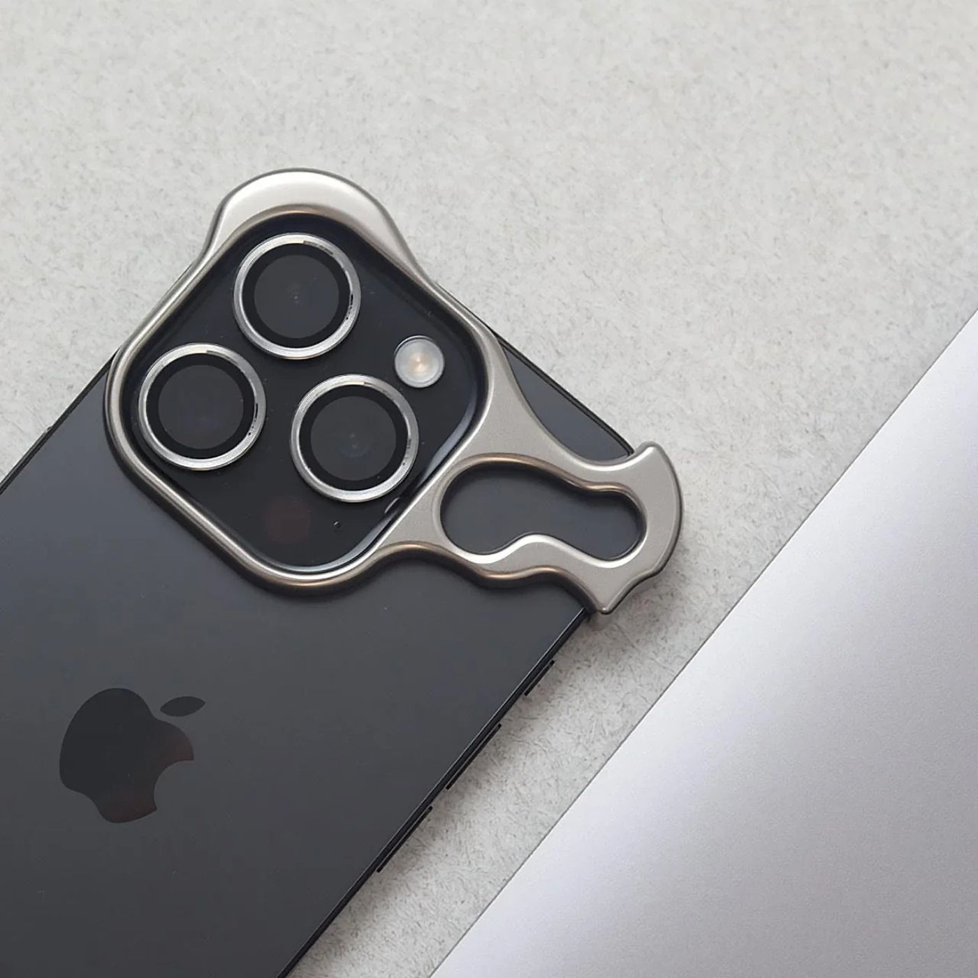 iPhone Fodral Klar Minimalistisk Metallkant Design