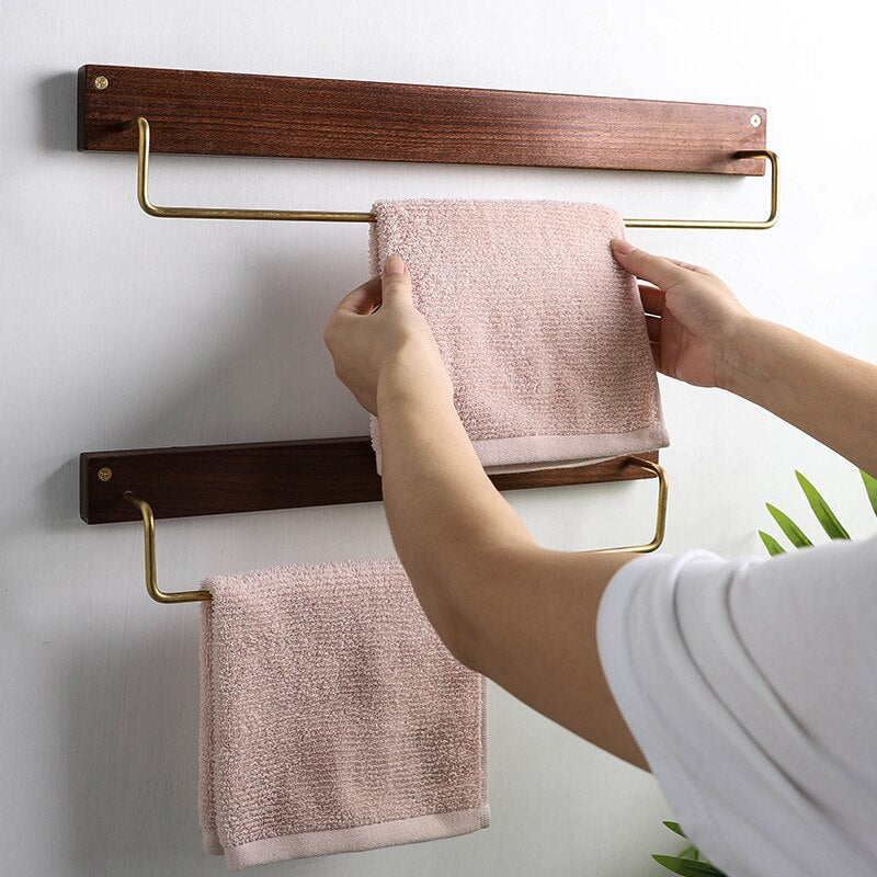 Carvallo – Elegant Bökved Towel Rack with Brass Accents
