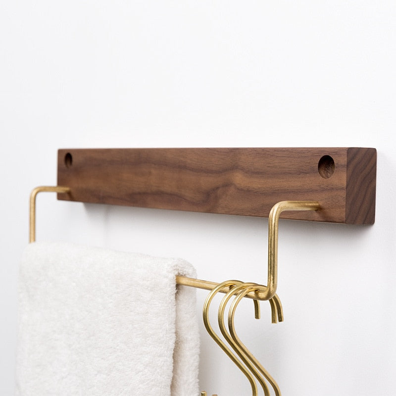 Carvallo – Elegant Bökved Towel Rack with Brass Accents