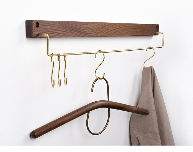 Carvallo – Elegant Bökved Towel Rack with Brass Accents